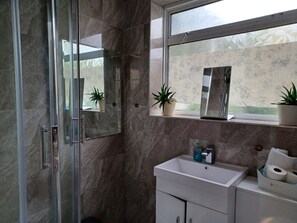 Economy House, Private Bathroom, Garden View (Contractors | Traders) | Bathroom | Free toiletries, hair dryer, towels, soap - Huku Kwetu - Ferndale House (Luton)