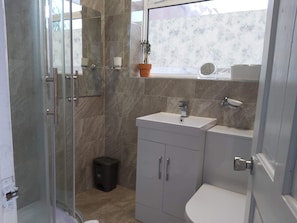 Casa económica, baño privado, vista al jardín (Contractors | Traders) | Baño | Amenidades de baño gratuitas, secadora de cabello, toallas, jabón
