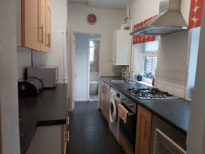 Economy House, Private Bathroom, Garden View (Contractors | Traders) | Private kitchen | Fridge, microwave, oven, stovetop - Huku Kwetu - Ferndale House (Luton)