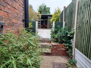 Garden - Huku Kwetu - Ferndale House (Luton)