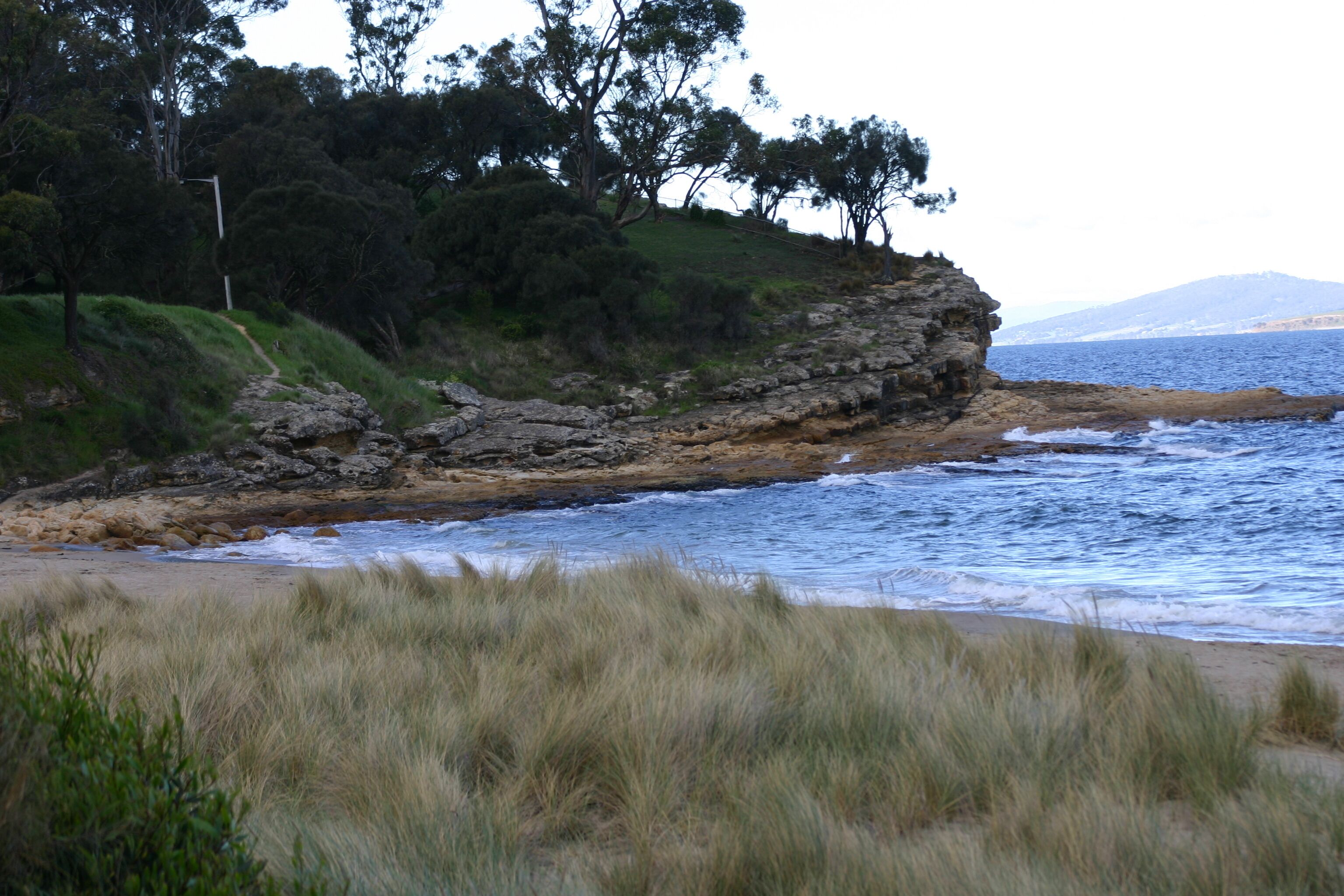 Playa en los alrededores y camastros 