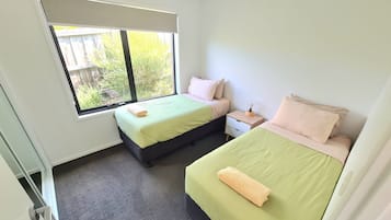 2 quartos, ferros/tábuas de passar roupa, berço de viagem