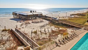 Un hôtel situé en bord de mer, doté d’une piscine, d’une terrasse en bois et d’un accès direct à la plage.