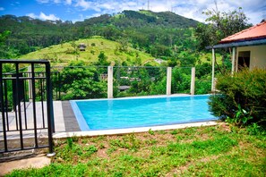 Outdoor pool - HOLIDAY IN MISTY MOUNTAINS - EXOTIC ASIAN LIVING @ SRI KANDYAN VILLA  (Kandy)