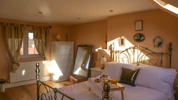 5 bedrooms, iron/ironing board, WiFi, bed sheets