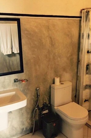 Shower, rainfall showerhead, towels