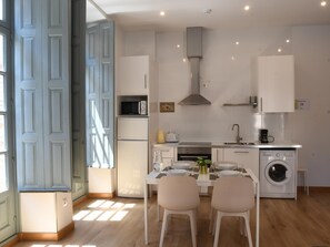 Kylskåp, mikrovågsugn, ugn och brödrost