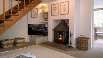 Cottage phong cách cổ điển, 3 phòng ngủ, không hút thuốc | Khu phòng khách | TV màn hình phẳng, đầu đĩa DVD