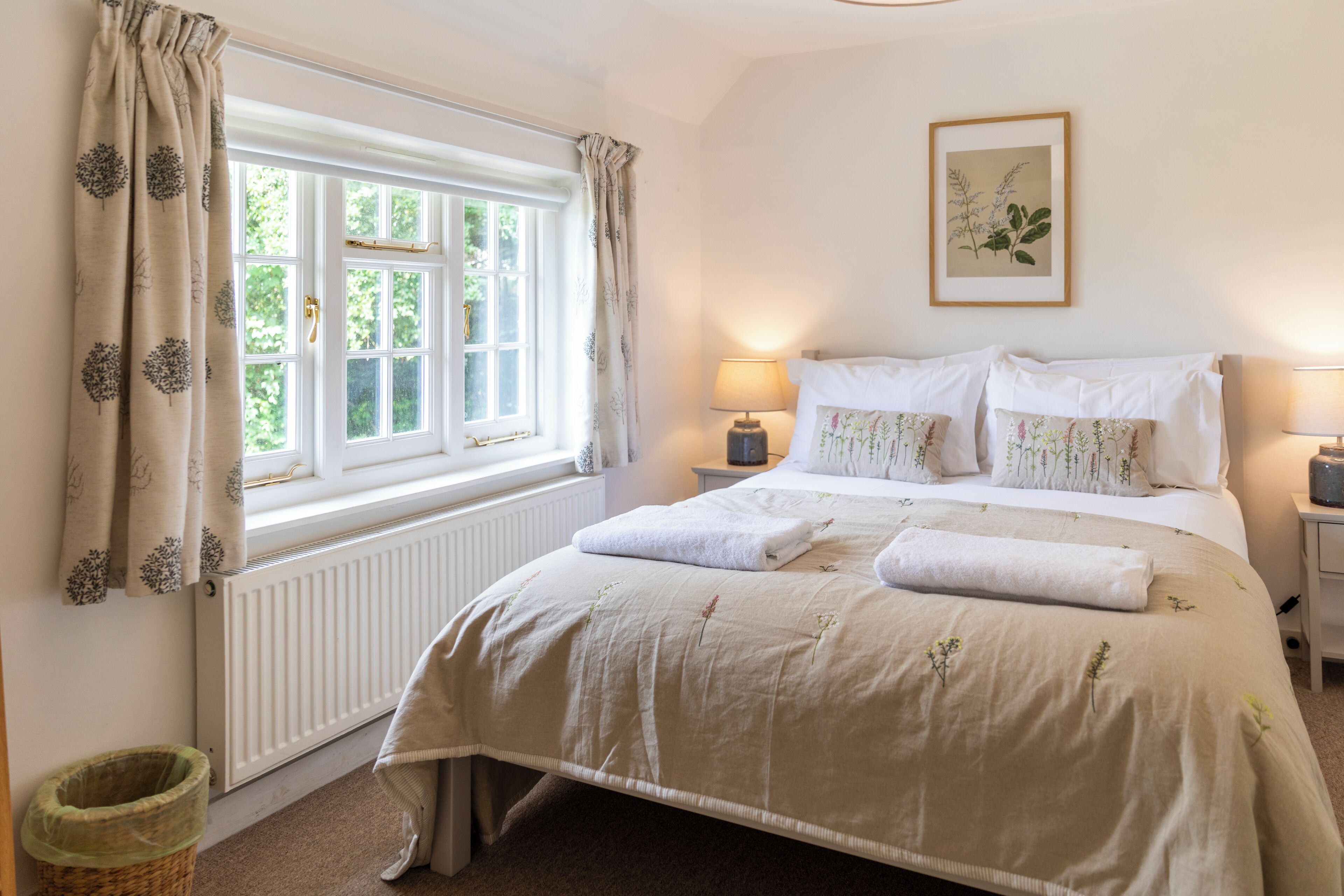 Classic Cottage, 3 Bedrooms, Non Smoking | Peti besi dalam bilik, dilengkapkan perabot secara berasingan 