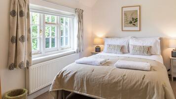 Classic Cottage, 3 Bedrooms, Non Smoking | Peti besi dalam bilik, dilengkapkan perabot secara berasingan