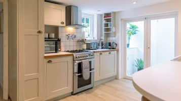 Classic Cottage, 3 Bedrooms, Non Smoking | Dapur peribadi | Peti sejuk, ketuhar gelombang mikro, ketuhar, dapur