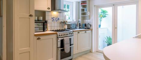 Cottage phong cách cổ điển, 3 phòng ngủ, không hút thuốc | Bếp riêng | Tủ lạnh, lò vi sóng, lò nướng, bếp nấu