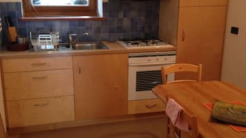 Kühlschrank, Ofen, Herdplatte, Wasserkocher mit Kaffee-/Teezubehör