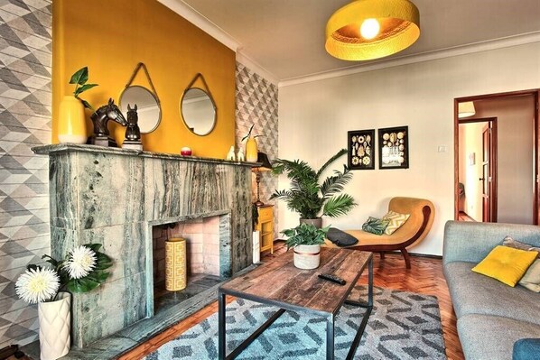 TV, fireplace