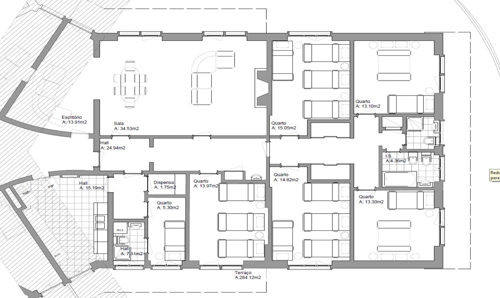 Un plan d’étage d’un hôtel comprenant plusieurs chambres, un hall d’entrée et une terrasse.