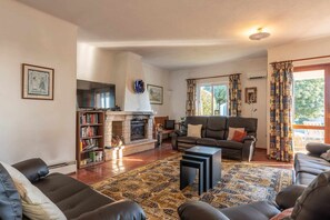 TV, fireplace - Villa Andrea by Gabi Miguel (Albufeira)
