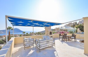 Outdoor dining - Villa Caretta - Private pool, sea view, roof terrace, free wifi, central Kalkan (Kalkan)