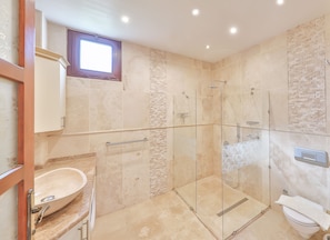 Douche, sèche-cheveux, bidet, serviettes fournies