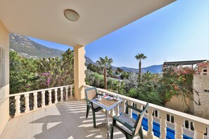 Outdoor dining - Villa Caretta - Private pool, sea view, roof terrace, free wifi, central Kalkan (Kalkan)