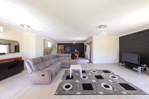 TV - Villa Lote 7 by Gabi Miguel (Álamos)