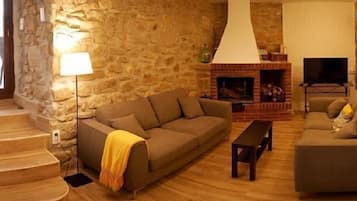 Televisión, chimenea y futbolito
