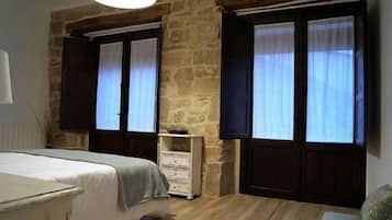 2 habitaciones, escritorio, tabla de planchar con plancha y wifi gratis