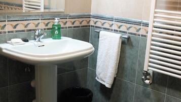 Bañera, artículos de higiene personal gratuitos y toallas