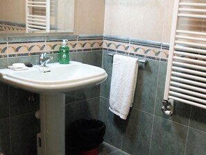 Bathtub, free toiletries, towels