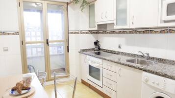 Een koelkast, een magnetron, een oven, een vaatwasser