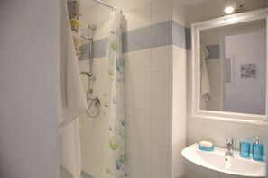 Shower, hair dryer, bidet, towels - Just Below The Towers (San Gimignano)