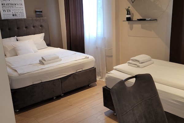 Habitación triple | Caja fuerte, escritorio, sistema de insonorización