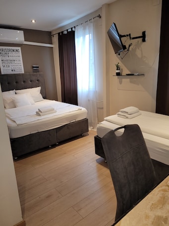 Triple Room | In-room safe, desk, soundproofing, iron/ironing board