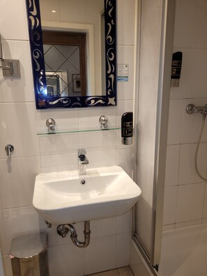 Quarto casal | Banheiro | Chuveiro, produtos de toalete grátis, secador de cabelo 