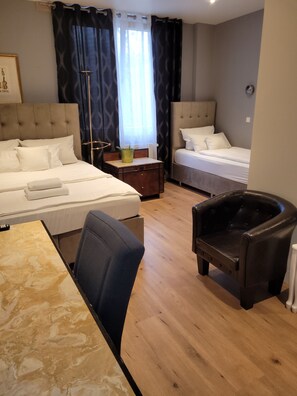 In-room safe, desk, soundproofing, iron/ironing board - Hotel Franken an der Messe (Frankfurt)