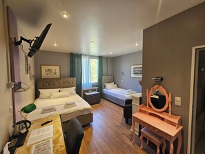 In-room safe, desk, soundproofing, iron/ironing board - Hotel Franken an der Messe (Frankfurt)