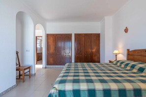 3 bedrooms, iron/ironing board, free WiFi, bed sheets