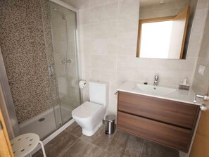 Bathtub, free toiletries, hair dryer, towels - Housingleon- Fauno Apartments Astorga (Astorga)