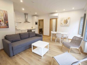 TV - Housingleon- Fauno Apartments Astorga (Astorga)