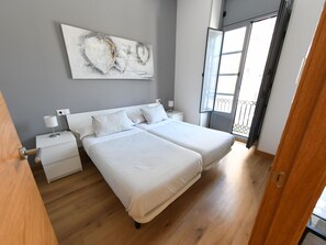 1 bedroom, laptop workspace, soundproofing, iron/ironing board - Housingleon- Fauno Apartments Astorga (Astorga)