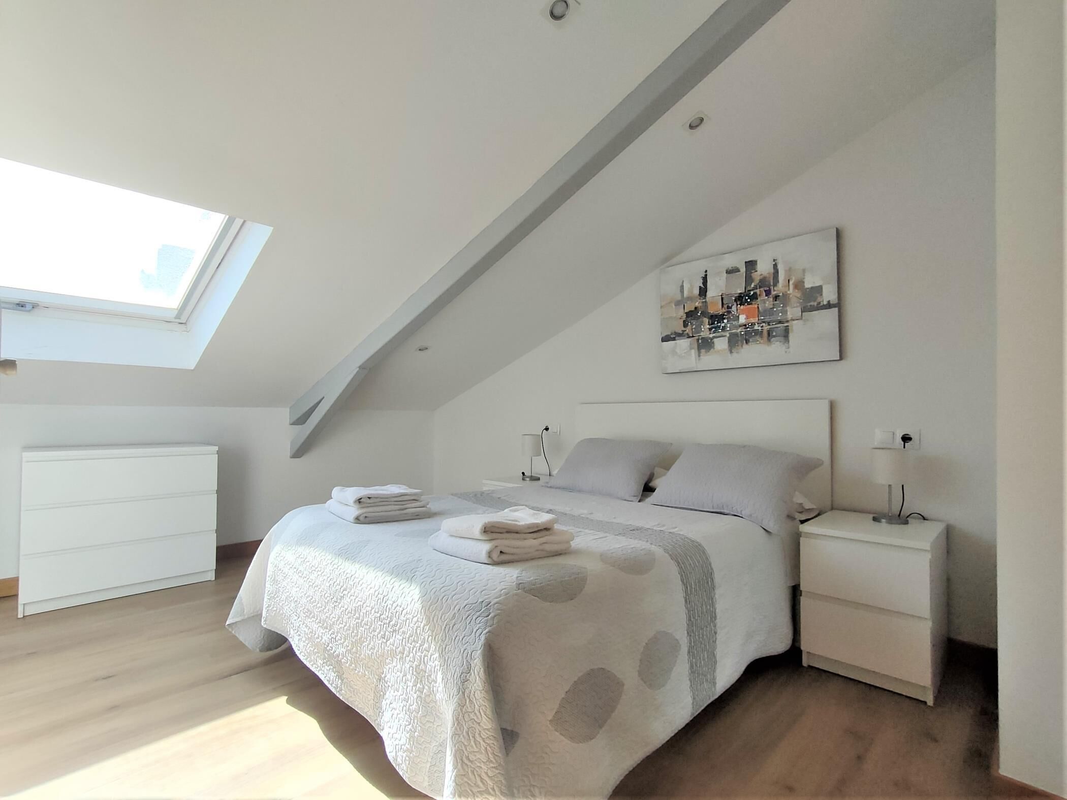 1 slaapkamer, een strijkplank/strijkijzer, internet, beddengoed