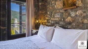 Chalet (C) | Blackout curtains, soundproofing, free WiFi, individually decorated