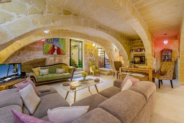 TV, fireplace