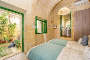 4 bedrooms, iron/ironing board, free WiFi, bed sheets