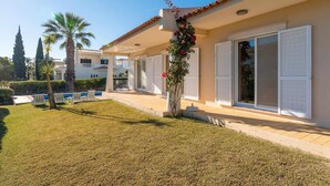 A modern villa with a covered patio, a swimming pool, and a well-maintained garden. - Villa Costa by Gabi Miguel (Sesmarias)