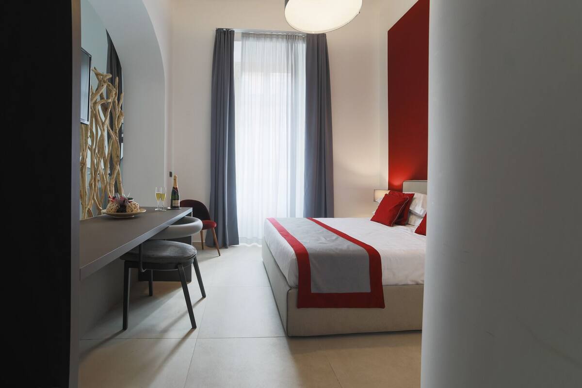 Suite | Minibar, desk, WiFi (free), bed sheets