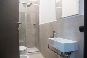 Phòng đôi, ban công | Phòng tắm | Buồng tắm vòi sen, đồ dùng nhà tắm miễn phí, chậu vệ sinh/vòi rửa 