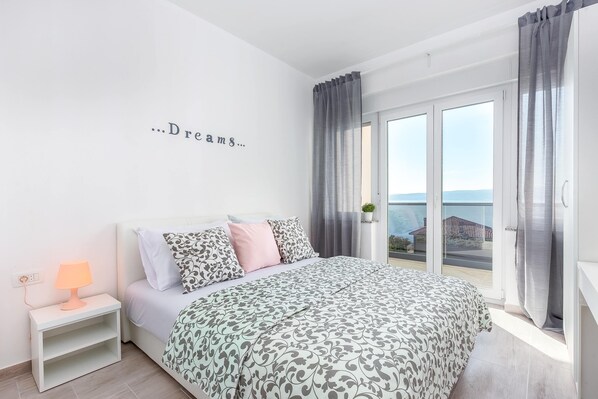 3 bedrooms, in-room safe, WiFi, bed sheets