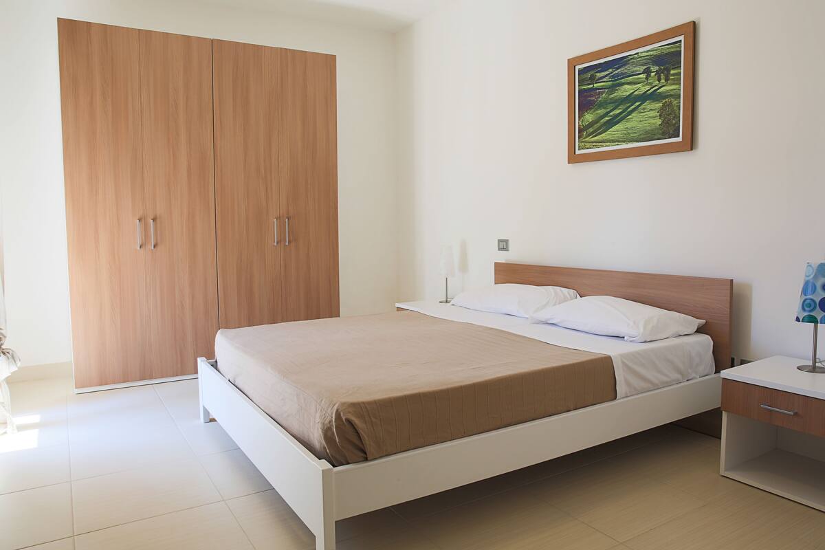 Desk, cots/infant beds, bed sheets