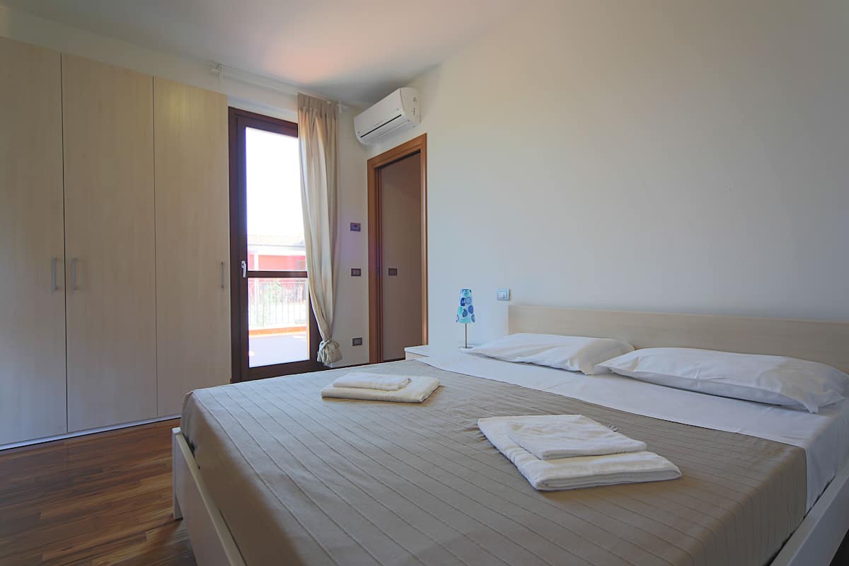 Appartamento, 2 camere da letto (Conero Residence Trilo 4+2) | Una scrivania, culle/letti per bambini (a pagamento), lenzuola