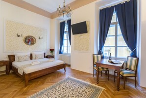 Double Room (The Mistress Room) | Soundproofing, iron/ironing board, free WiFi, bed sheets